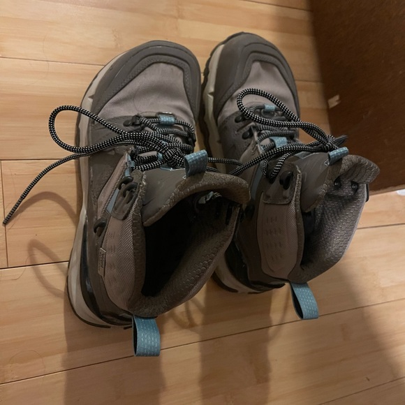 altra hiking shoes womens